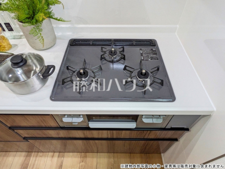 1号棟　3口ガラストップコンロ　【立川市砂川町２丁目】　フラットな表面で汚れも拭きとりやすく、お掃除が簡単な3口ガラストップコンロ／撮影日2025/06/13