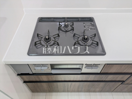 2号棟　3口ガラストップコンロ　【立川市砂川町２丁目】　フラットな表面で汚れも拭きとりやすく、お掃除が簡単な3口ガラストップコンロ／撮影日2025/06/07