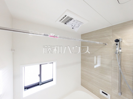 3号棟　浴室換気乾燥機　【立川市砂川町２丁目】　換気機能によってバスルーム内のカビの発生を抑制できます。夜間や雨天時の洗濯物の乾燥に便利な乾燥機能も装備。／撮影日2025/05/23