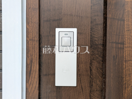 3号棟　カードキー　【立川市砂川町２丁目】
　どなたでも、らくらく簡単に施錠・解錠ができるカードキーを採用。ピッキングの心配がなく防犯面でも安心です。　／撮影日2025/05/23