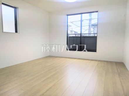 リビング　【新座市石神３丁目】
2階にリビングを設置することで道路や外からの視線が届きにくい、プライバシー性の高いリビングでゆっくりと寛ぐことができます。　／撮影日2025/06/02