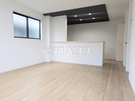 リビング　【新座市石神３丁目】
家族の存在を近くに感じ、心安らぐこの空間はいつも心地よく、気が付けば楽しい一日が終わろうとしている、そんな憩いのリビングです。　／撮影日2025/06/02