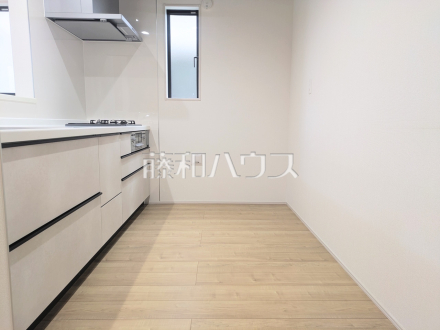 キッチン　【新座市石神３丁目】
夫婦そろってキッチンに立っても調理がしやすい余裕の広さ。食器類もすっきりと片付く収納力。家事をしながら会話も弾みます。　／撮影日2025/06/02