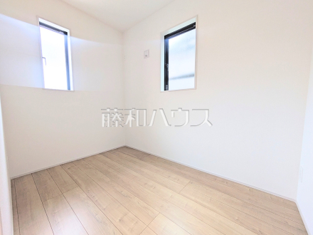 納戸　【新座市石神３丁目】
納戸は収納としてだけでなくテレワークにも活用できます。クローズドな空間だから仕事にも集中できますね！　／撮影日2025/06/02