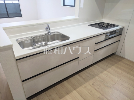 キッチン　【新座市石神３丁目】
キッチンからはリビング全体が見渡せるので、ご家族の様子を見ながらお料理できます。　／撮影日2025/06/02