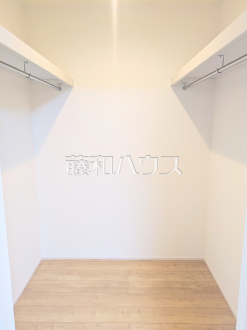 ウォークインクローゼット　【新座市石神３丁目】
ウォークインクローゼットは、お洋服等がたくさん収納できて便利です。　／撮影日2025/06/02
