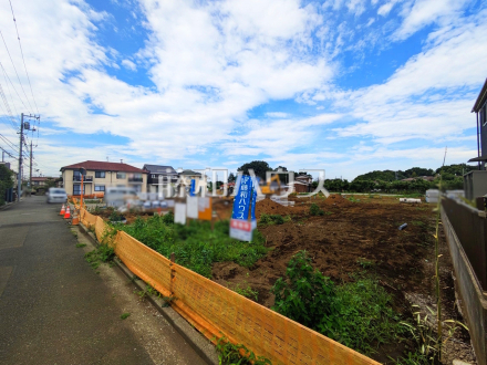 接道状況および現場風景　【三鷹市大沢２丁目】 周辺環境はもちろん、日当たりや設備仕様など、実際に行ってみないと分からないことも多くございます。ご案内いたしますので、お気軽にお問い合わせください。  ／撮影日2025/06/16