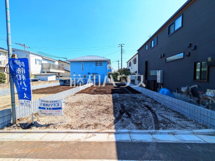 《2号棟　現地写真》 建物のプレゼンをさせていただきますので、実際の完成イメージを思い描いていただくことができます。お気軽にお問合せ下さい。 　【調布市深大寺元町４丁目】／撮影日2025/03/21