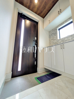 ≪玄関≫自然光を取り入れ明るい空間になるよう設計された玄関です。　【調布市深大寺元町４丁目】
／撮影日2025/05/25