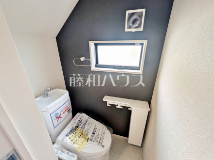 温水洗浄機能付きトイレ　【調布市深大寺元町４丁目】
　温水洗浄機能付きトイレで清潔にご使用いただけます。　／撮影日2025/05/23