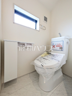 ≪トイレ≫各階にトイレがあると、階段の上り下りをせずに済むため就寝時なども便利です。　　【調布市深大寺元町４丁目】
／撮影日2025/05/25