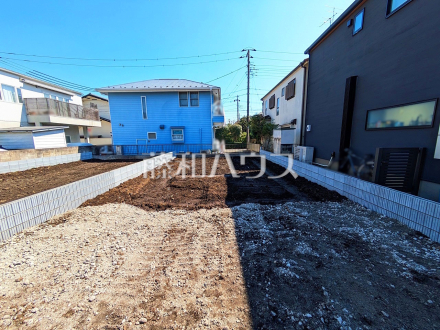《2号棟　現地写真》 物件の事、諸費用の事など、小さな疑問も、お気軽にご連絡・ご相談下さい。 　【調布市深大寺元町４丁目】／撮影日2025/03/21