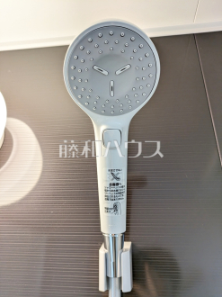 スイッチ付シャワーヘッド　【調布市深大寺元町４丁目】
　浴室のシャワーは手元で止水ができるスイッチ付シャワーヘッドにより、さらに節水効果がアップします。　／撮影日2025/05/25