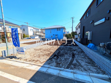 《2号棟　現地写真》 きれいに整備された敷地。これから夢の新邸がここに建ちます。 　【調布市深大寺元町４丁目】／撮影日2025/03/21