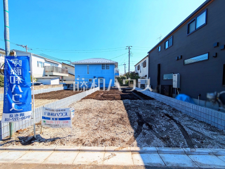 《2号棟　現地写真》 第三者機関により住宅の品質や性能を評価し「安心・安全」を保証する【住宅性能評価書】を取得しております。 　【調布市深大寺元町４丁目】／撮影日2025/03/21