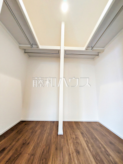 ≪ウォークインクローゼット≫ウォークインクローゼットは、お洋服等がたくさん収納できて便利です。　　【調布市深大寺元町４丁目】
／撮影日2025/05/25