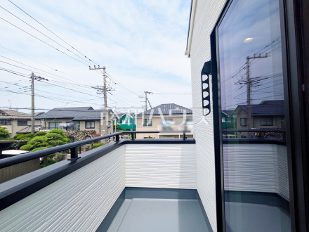≪バルコニー≫居室から直接バルコニーへ出られる為、晴れた日は布団を干すことができます。　【調布市深大寺元町４丁目】／撮影日2025/05/23