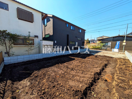 《2号棟　現地写真》 平日のご案内も可能です。まずはお気軽にお問合せ下さいませ。 　【調布市深大寺元町４丁目】／撮影日2025/03/21