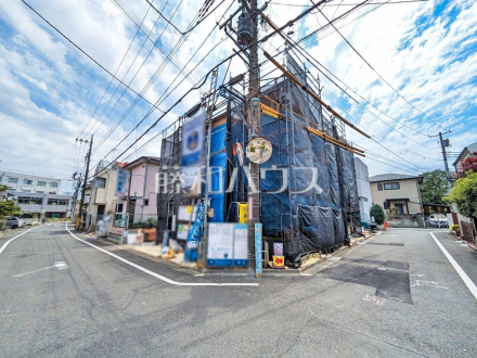 ≪接道状況≫現在建築中の物件です！物件の内部構造などは今しか見られません。完成前の状態もご確認ください。是非ご見学のお問合せを！　【調布市染地１丁目】／撮影日2025/05/04