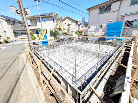 ≪1号棟　現地外観≫ 第三者機関により住宅の品質や性能を評価し「安心・安全」を保証する【住宅性能評価書】を取得しております。 　【調布市染地１丁目】／撮影日2025/04/14
