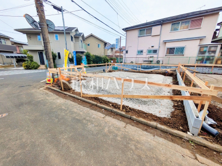 ≪1号棟　現地外観≫ 建物のプレゼンをさせていただきますので、実際の完成イメージを思い描いていただくことができます。お気軽にお問合せ下さい。 　【調布市染地１丁目】／撮影日2025/04/11