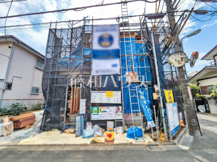 ≪1号棟　現地外観≫ 建物のプレゼンをさせていただきますので、実際の完成イメージを思い描いていただくことができます。お気軽にお問合せ下さい。 　【調布市染地１丁目】／撮影日2025/05/04