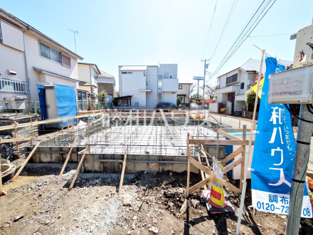 ≪1号棟　現地外観≫全居室南向きで明るく、冬場でも太陽の日差しで室内ぽかぽかです！【調布市染地１丁目】／撮影日2025/04/14