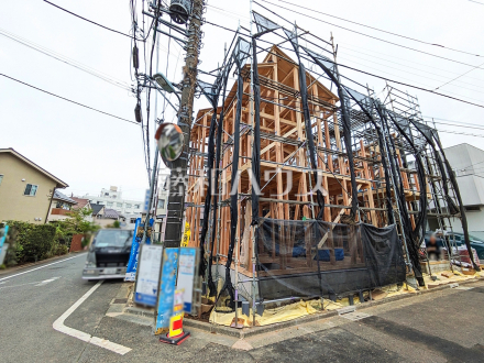 ≪1号棟　現地外観≫　建築中のため、完成後には確認できなくなる構造部分などが今ならご覧いただけます。入居後のマイホームへの愛着も違うかもしれませんね！　【調布市染地１丁目】／撮影日2025/04/28