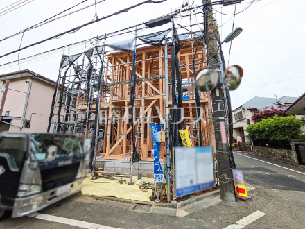 ≪1号棟　現地外観≫　 誠心誠意、建築中！物件の内部構造などは今しか見ることができません。是非ご見学のお問合せをお待ちしております！ 　【調布市染地１丁目】／撮影日2025/04/28