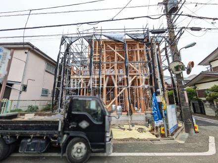 ≪1号棟　現地外観≫　 物件の事、諸費用の事など、小さな疑問も担当までお気軽にご連絡・ご相談下さい。 　【調布市染地１丁目】／撮影日2025/04/28