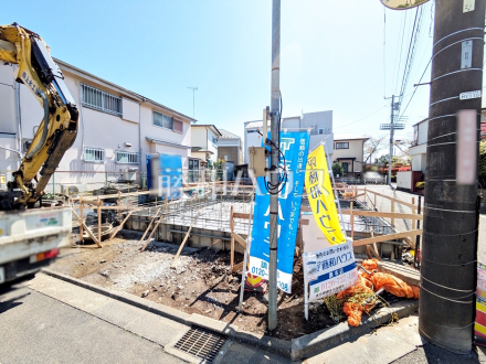 ≪1号棟　現地外観≫ 建物のプレゼンをさせていただきますので、実際の完成イメージを思い描いていただくことができます。お気軽にお問合せ下さい。 　【調布市染地１丁目】／撮影日2025/04/14