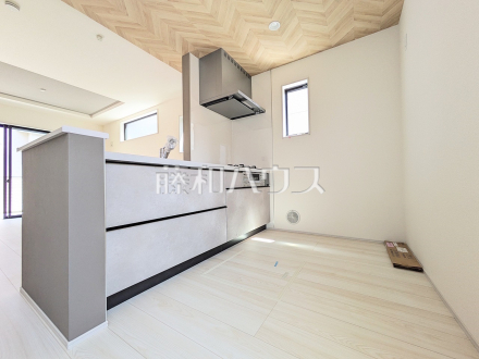 1号棟　キッチン　【調布市染地１丁目】
使いやすくスタイリッシュなシステムキッチンには、毎日お使いになる方の視点が存分に活かされています。　／撮影日2025/06/21