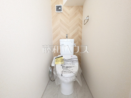 1号棟　温水洗浄機能付きトイレ　【調布市染地１丁目】
　温水洗浄機能付きトイレで清潔にご使用いただけます。　／撮影日2025/06/21