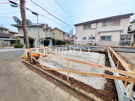 ≪1号棟　現地外観≫ 第三者機関により住宅の品質や性能を評価し「安心・安全」を保証する【住宅性能評価書】を取得しております。 　【調布市染地１丁目】／撮影日2025/04/11