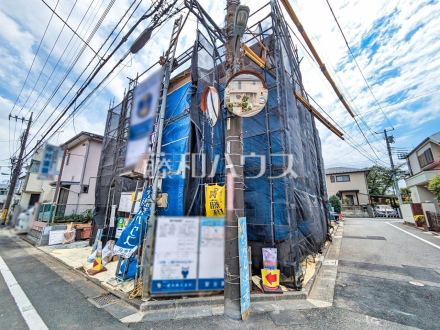 ≪1号棟　現地外観≫ 各居室にはクローゼットを完備し、家具を置くスペースが確保しやすい設計がされております。 　　【調布市染地１丁目】／撮影日2025/05/04