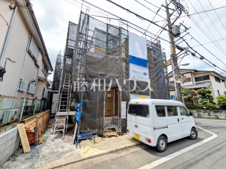 ≪1号棟　現地外観≫全居室南向きで明るく、冬場でも太陽の日差しで室内ぽかぽかです！【調布市染地１丁目】／撮影日2025/05/15