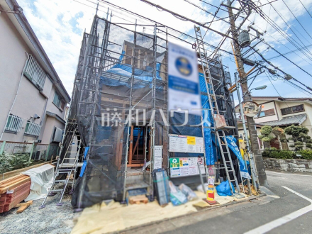 ≪1号棟　現地外観≫周辺環境はもちろん、日当たりや設備仕様など、実際に行ってみないと分からないことも多くございます。営業担当がご案内いたしますので、お気軽にお問い合わせください。 【調布市染地１丁目】 ／撮影日2025/05/04