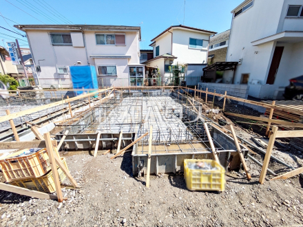 ≪2号棟　現地外観≫調布市立布田小学校まで徒歩7分（約540m）通学を見守るご家族も安心な立地。　【調布市染地１丁目】／撮影日2025/04/14