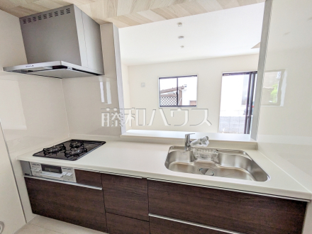 2号棟　キッチン　【調布市染地１丁目】
使いやすくスタイリッシュなシステムキッチンには、毎日お使いになる方の視点が存分に活かされています。　／撮影日2025/06/15