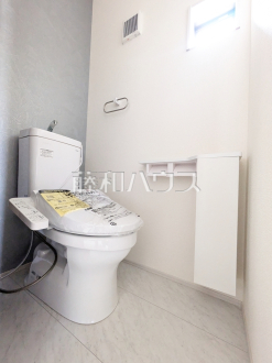 2号棟　トイレ　【調布市染地１丁目】
各階にトイレがあると、階段の上り下りをせずに済むため就寝時なども便利です。　／撮影日2025/06/15