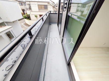 2号棟　バルコニー　【調布市染地１丁目】
各居室から直接バルコニーへ出られる為、晴れた日は布団を干すことができます。／撮影日2025/06/15