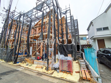 ≪2号棟　現地外観≫　 今なら家の骨組みなど、完成してからでは確認ができないような構造をご覧いただけます！安全にご案内させていただくため、ぜひお問い合わせください。 　【調布市染地１丁目】／撮影日2025/04/28