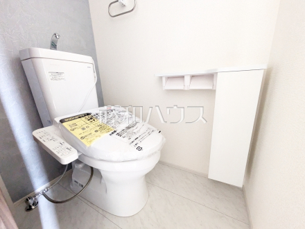 2号棟　温水洗浄機能付きトイレ　【調布市染地１丁目】
　温水洗浄機能付きトイレで清潔にご使用いただけます。　／撮影日2025/06/15