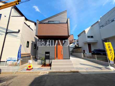 2号棟　外観　【調布市染地１丁目】モノトーンを中心とした配色の現代的なデザイン。直線的ですっきりとしたスクエアなデザインが、お客様のお住まいを都会的に印象づけます。　／撮影日2025/06/20