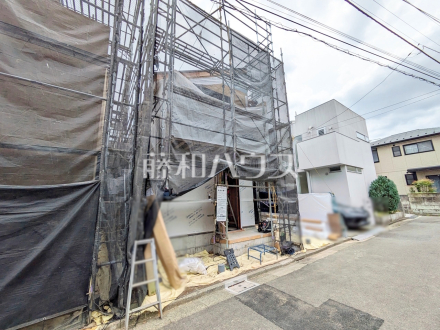 ≪2号棟　現地外観≫ 各居室から直接バルコニーへ出られる為、晴れた日は布団を干すことができます。【調布市染地１丁目】／撮影日2025/05/15