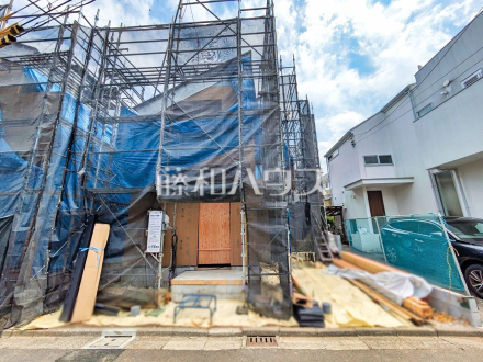 ≪2号棟　現地外観≫≪2号棟　外観≫調布市立布田小学校まで徒歩7分（約540m）通学を見守るご家族も安心な立地。　【調布市染地１丁目】　【調布市染地１丁目】／撮影日2025/05/04