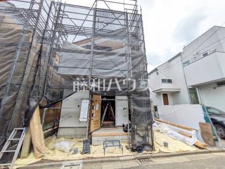 ≪2号棟　現地外観≫ 各居室にはクローゼットを完備し、家具を置くスペースが確保しやすい設計がされております。 　【調布市染地１丁目】／撮影日2025/05/15