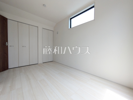2号棟　居室　【調布市染地１丁目】
遮熱性の高いLow‐E複層ガラスを採用、夏冬の冷暖房効率を高めます。　／撮影日2025/06/15