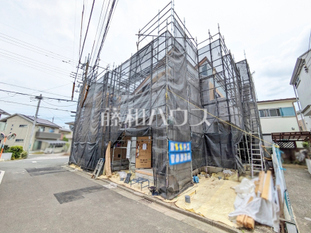 ≪2号棟　現地外観≫　対面キッチンや リビングに階段を配置しました。いつでも家族の顔が見えるのがメリットとして喜ばれています。 【調布市染地１丁目】／撮影日2025/05/15