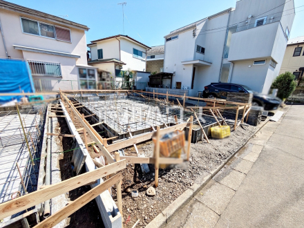 ≪2号棟　現地外観≫　リビングにいるご家族を見渡せる対面キッチン【調布市染地１丁目】／撮影日2025/04/14
